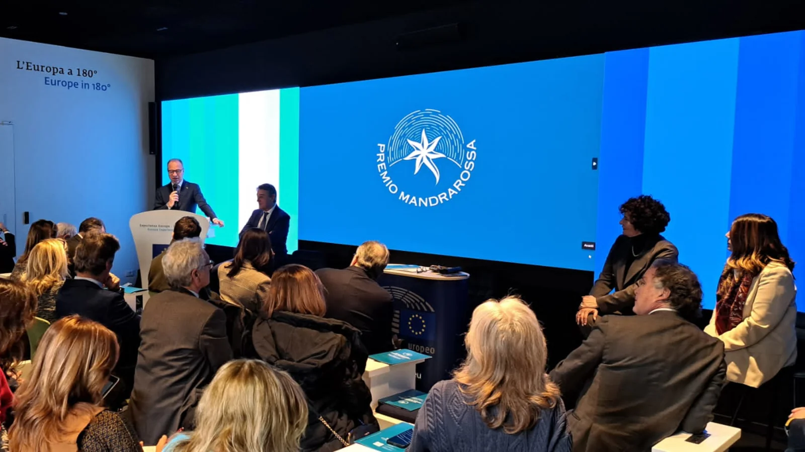 Scopri di più sull'articolo Premio Letterario Mandrarossa: quando vino e cultura si incontrano